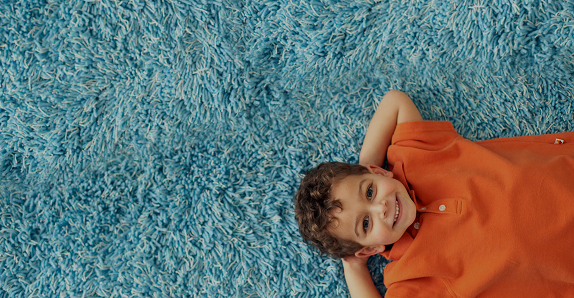 Ребенок на ковре
